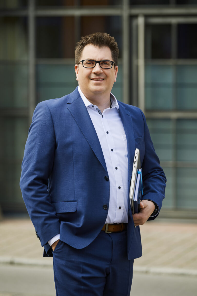 Volker Beck schaut in die Kamera.